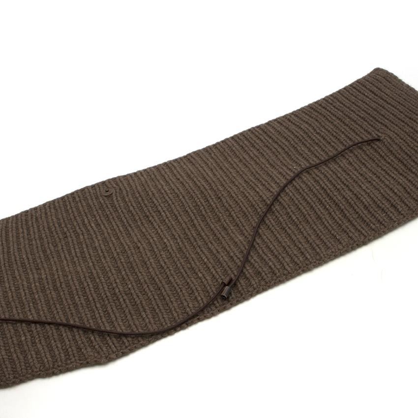 Bespoke brown chunky-knit collar