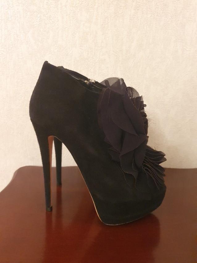 Giuseppe Zanotti Ruffle-front suede ankle boots