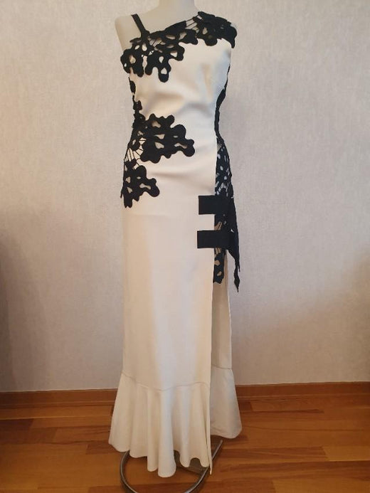David Koma White & Black Lace Detailed Asymmetric Gown