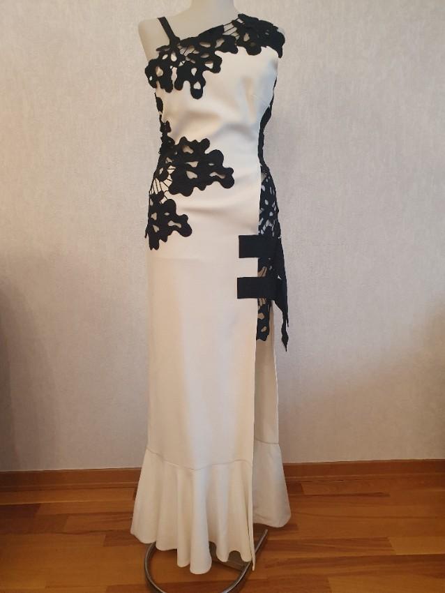 David Koma White & Black Lace Detailed Asymmetric Gown