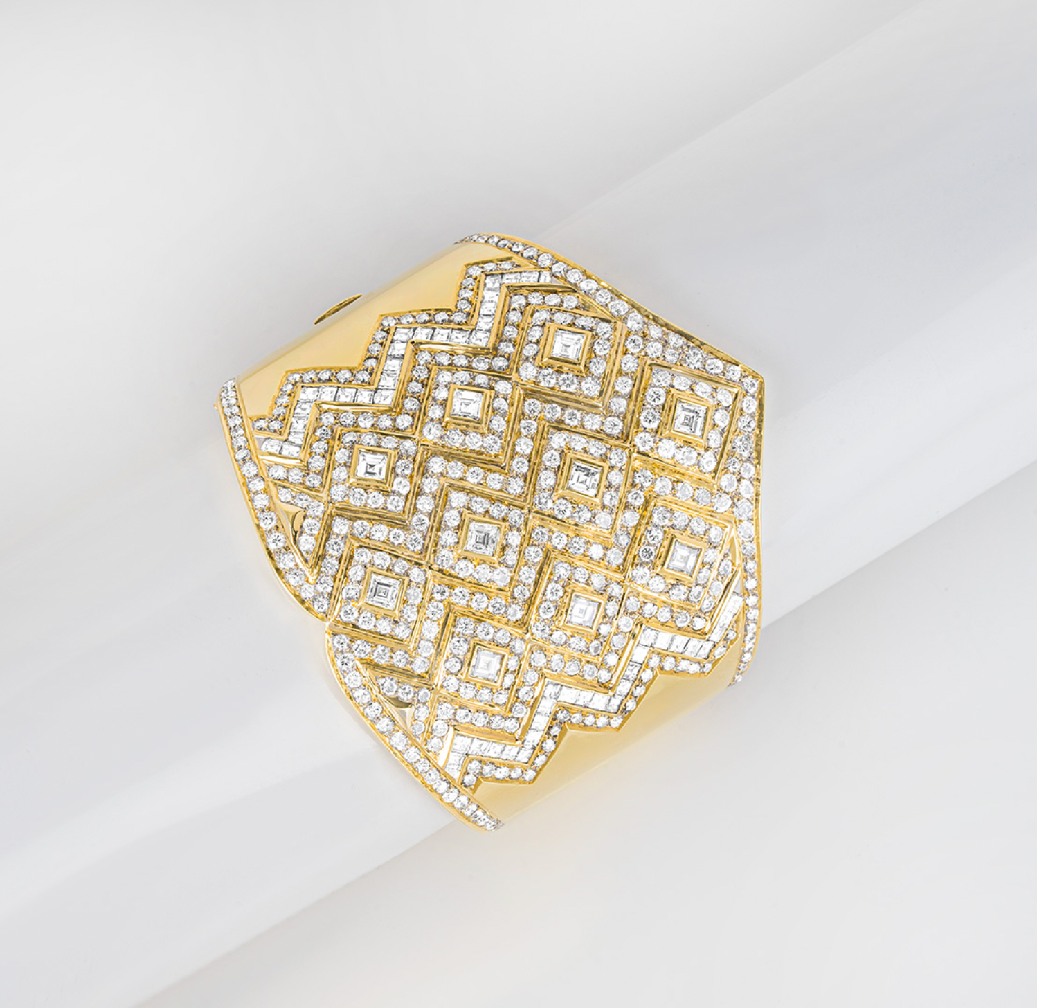 18ct yellow gold & diamond cuff bracelet 15.00ct TDW
