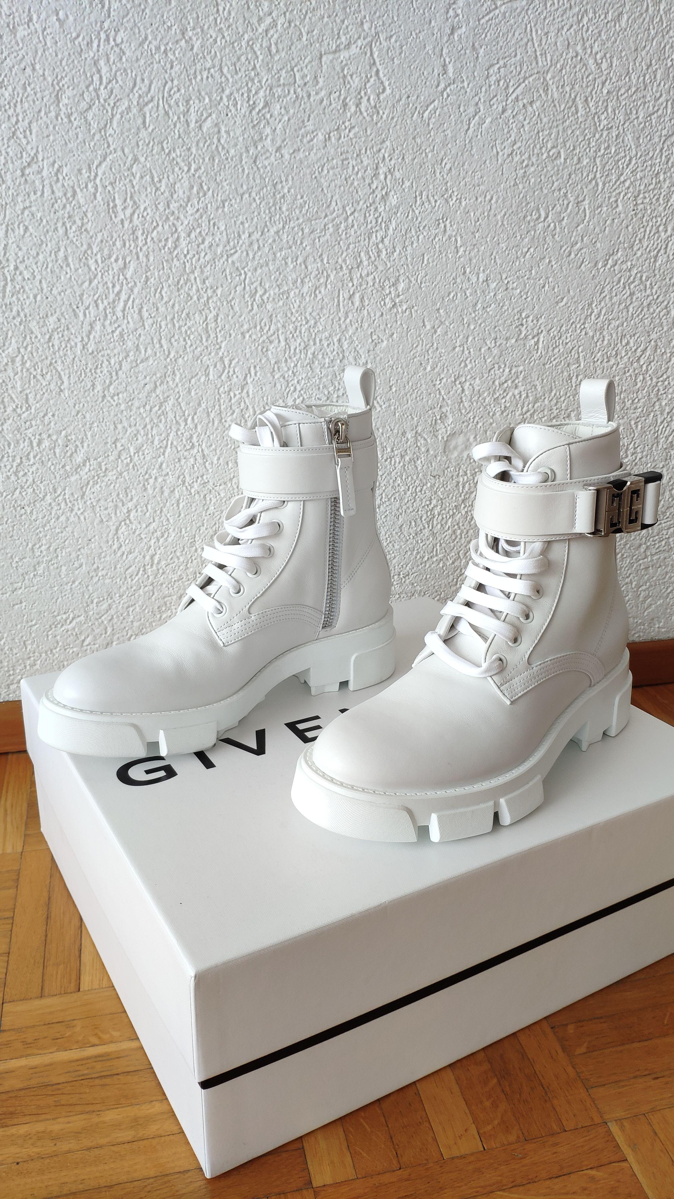 Givenchy White Terra boots in leather with 4G buckle