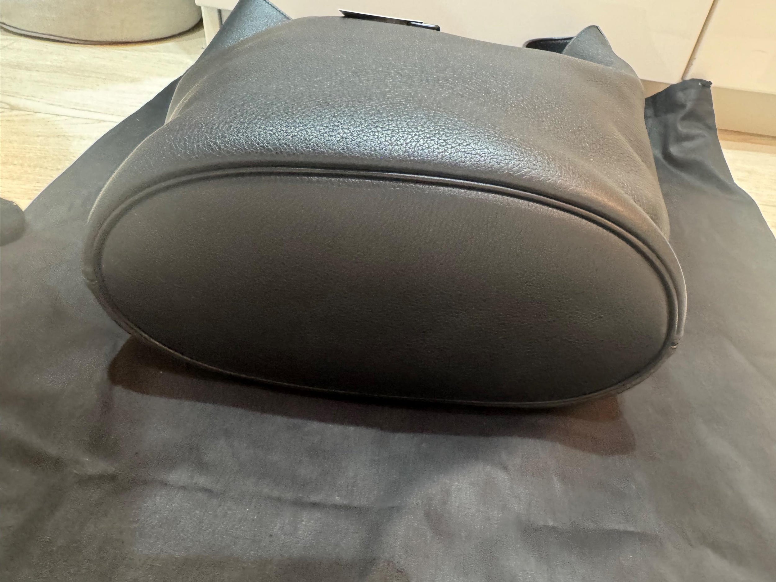 Saint Laurent Black Le 5 à 7 Hobo black leather bucket bag
