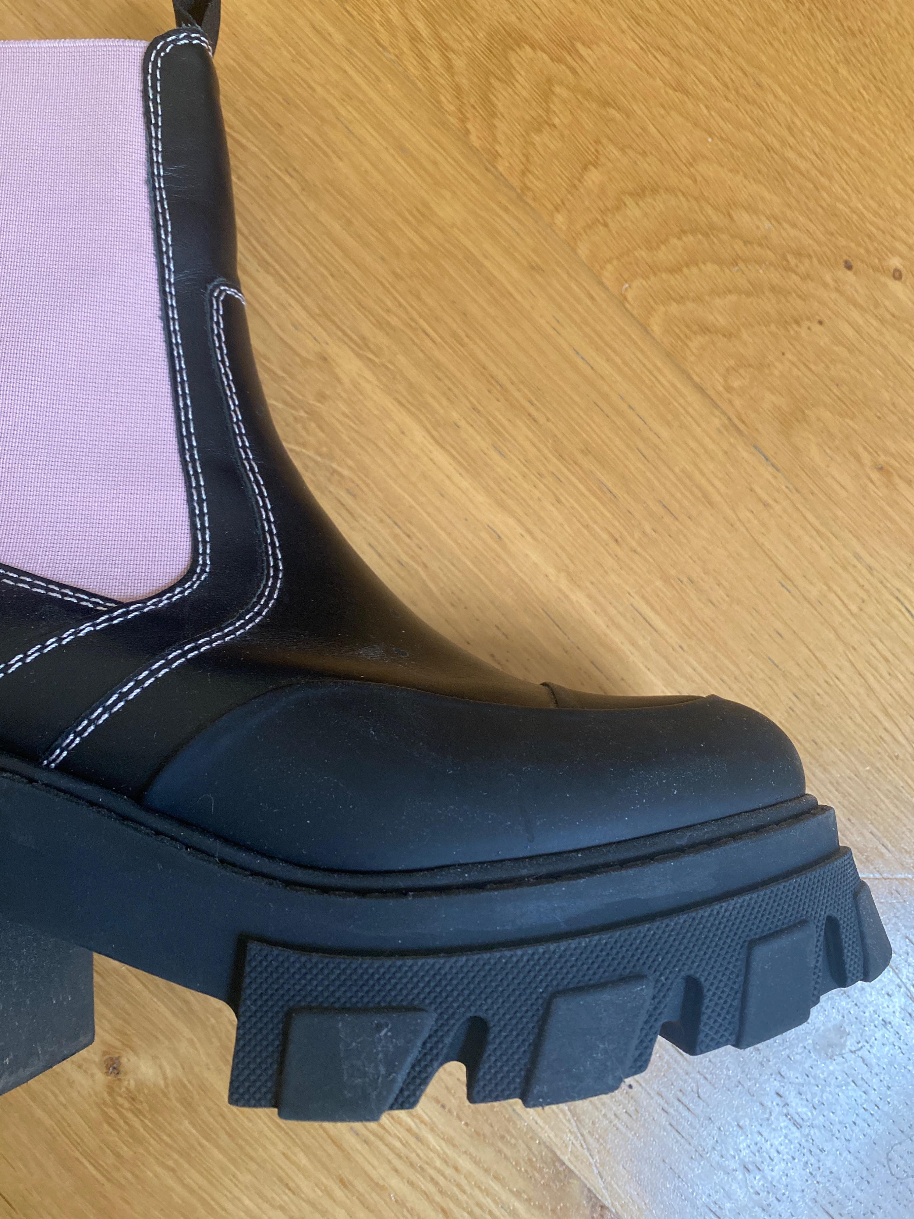 Contrast Stitch Platform Chelsea Boots