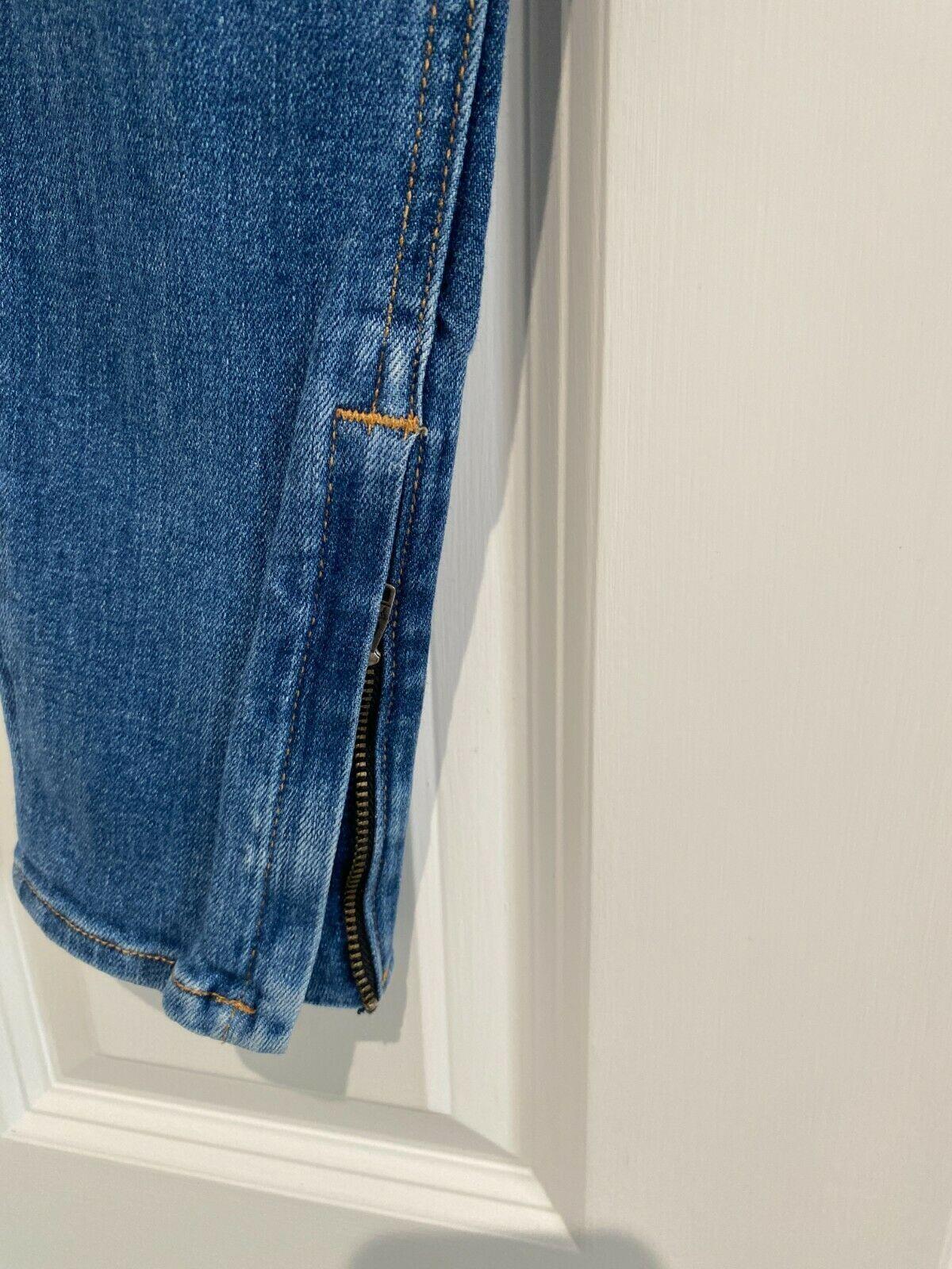 Mid-wash distressed denim Zipper Capri jeans