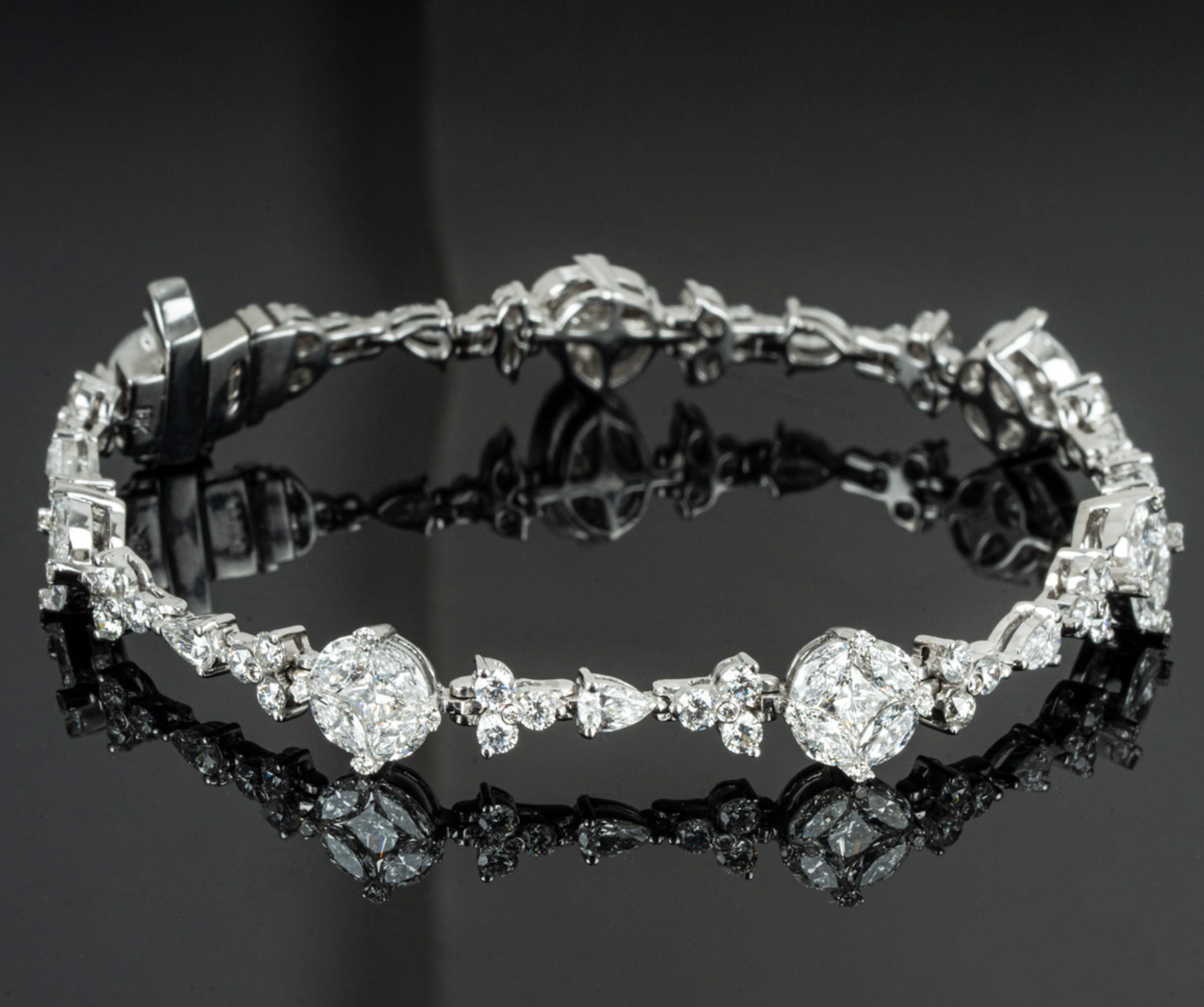 18ct white gold & white diamond bracelet 6.77TDW