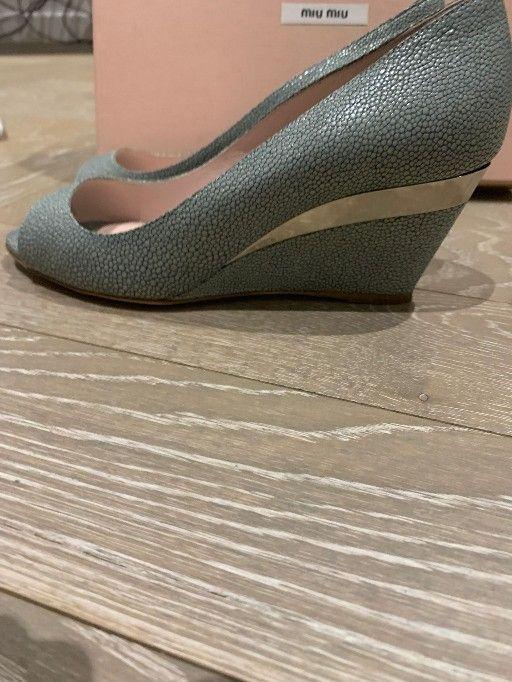 Stringray Embossed Wedges