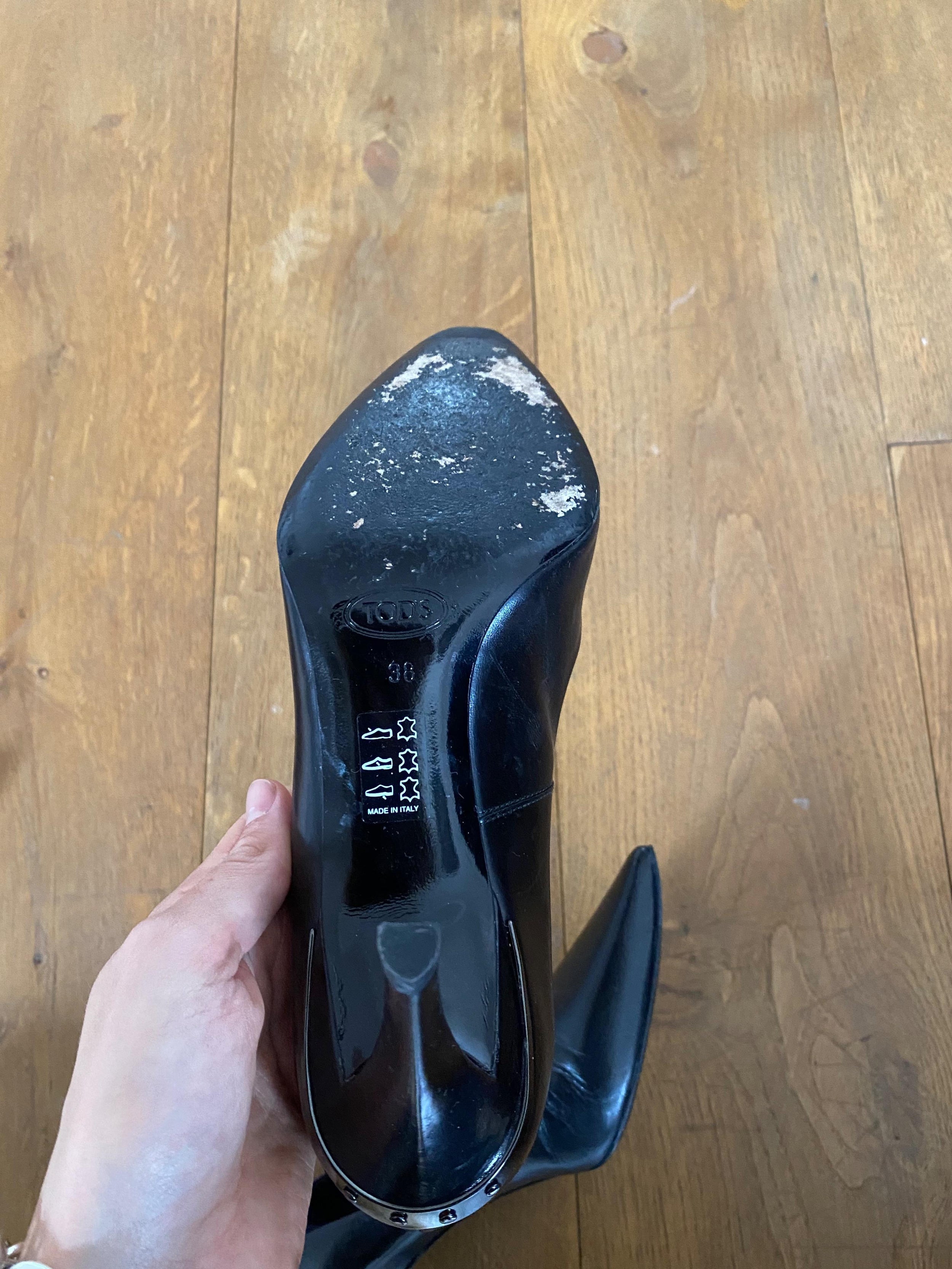 Black leather point toe heeled pumps