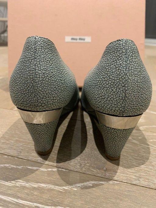 Stringray Embossed Wedges