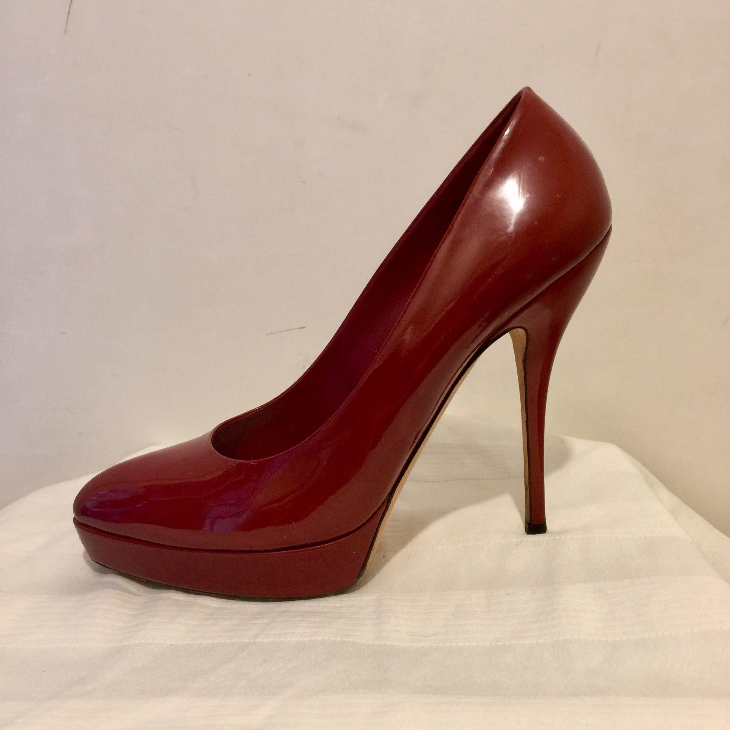 Red patent leather platform heeled pumps