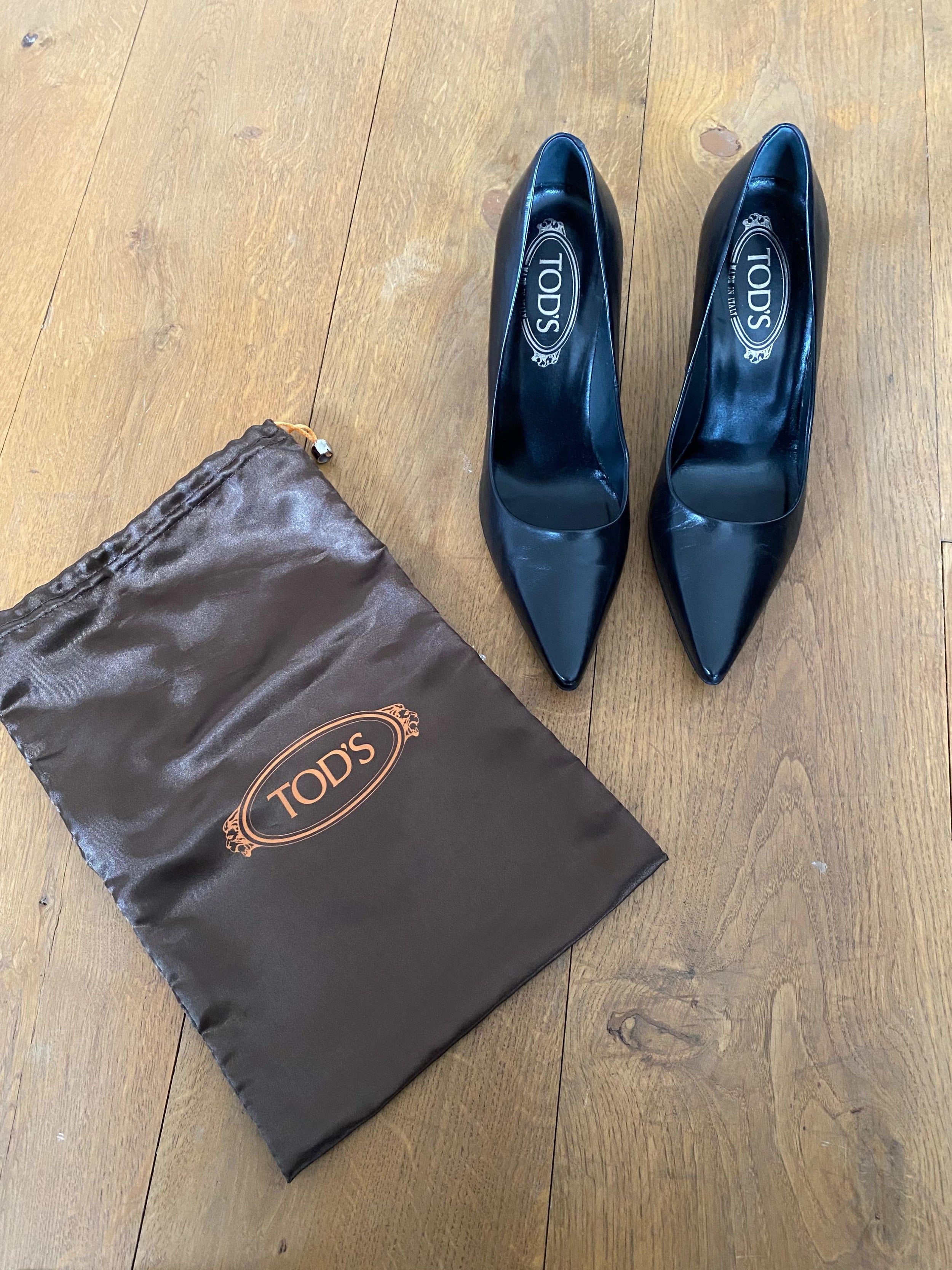 Black leather point toe heeled pumps
