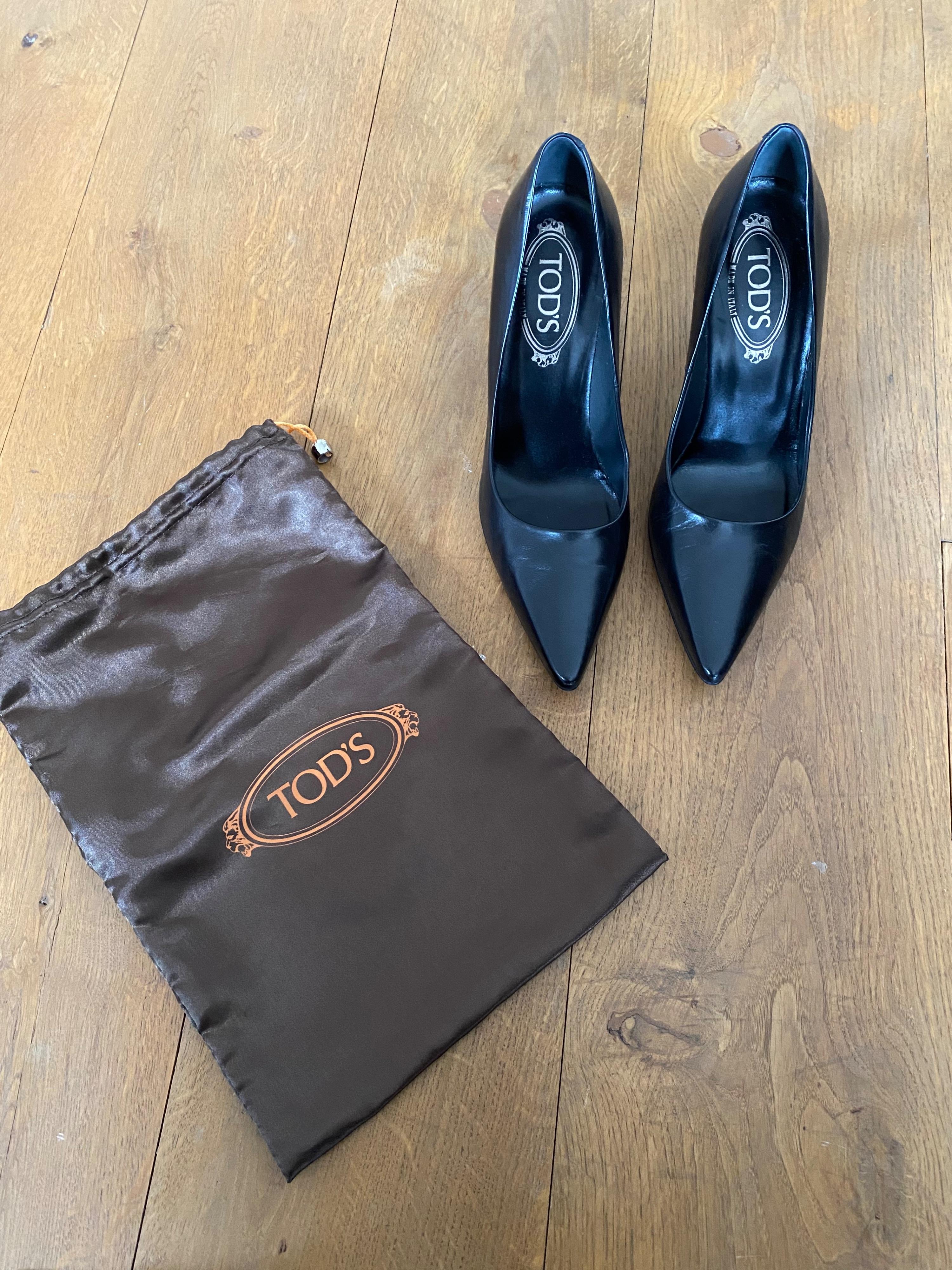 Black leather point toe heeled pumps