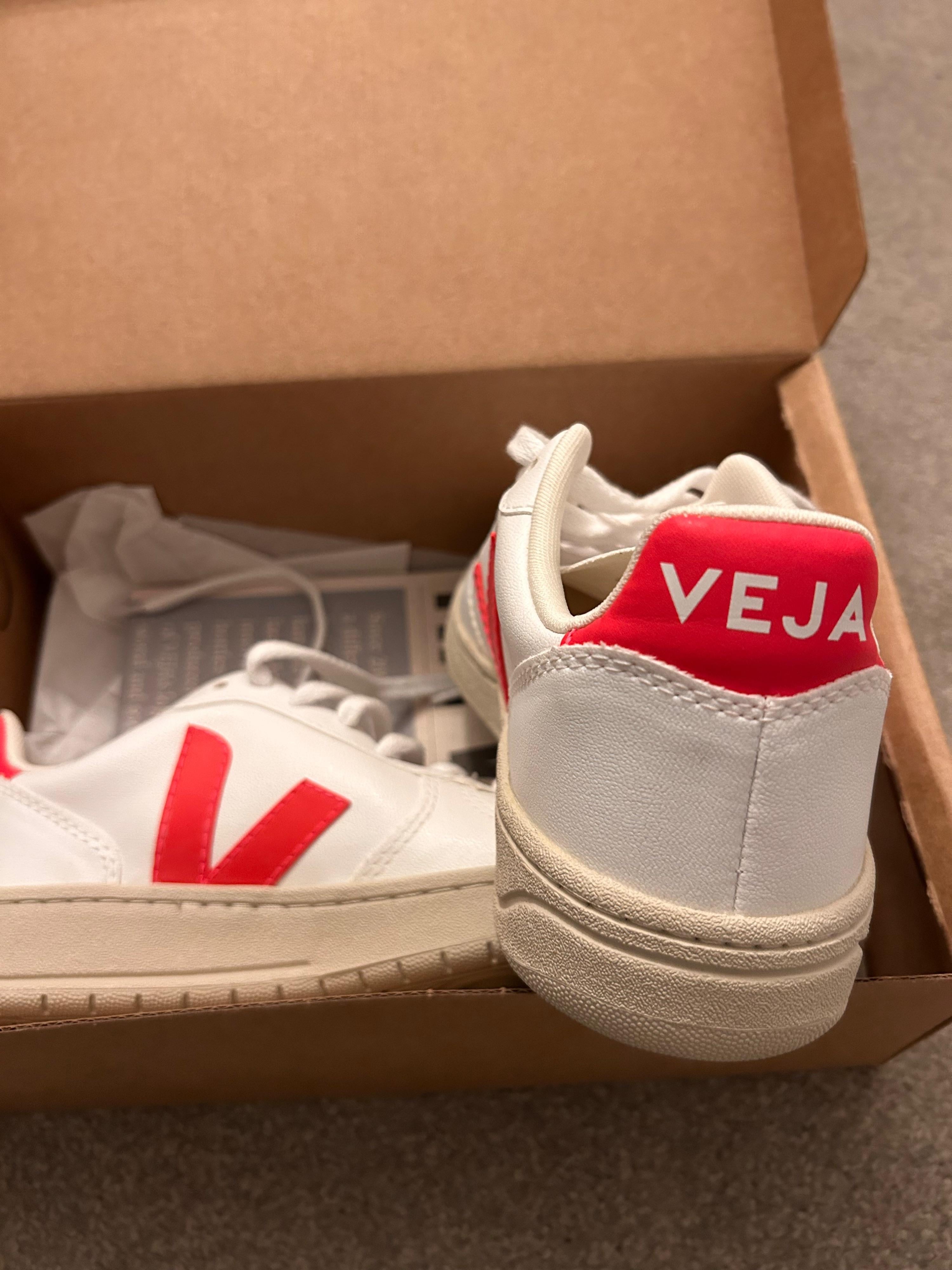 Veja White/Rose Fluo Trainer