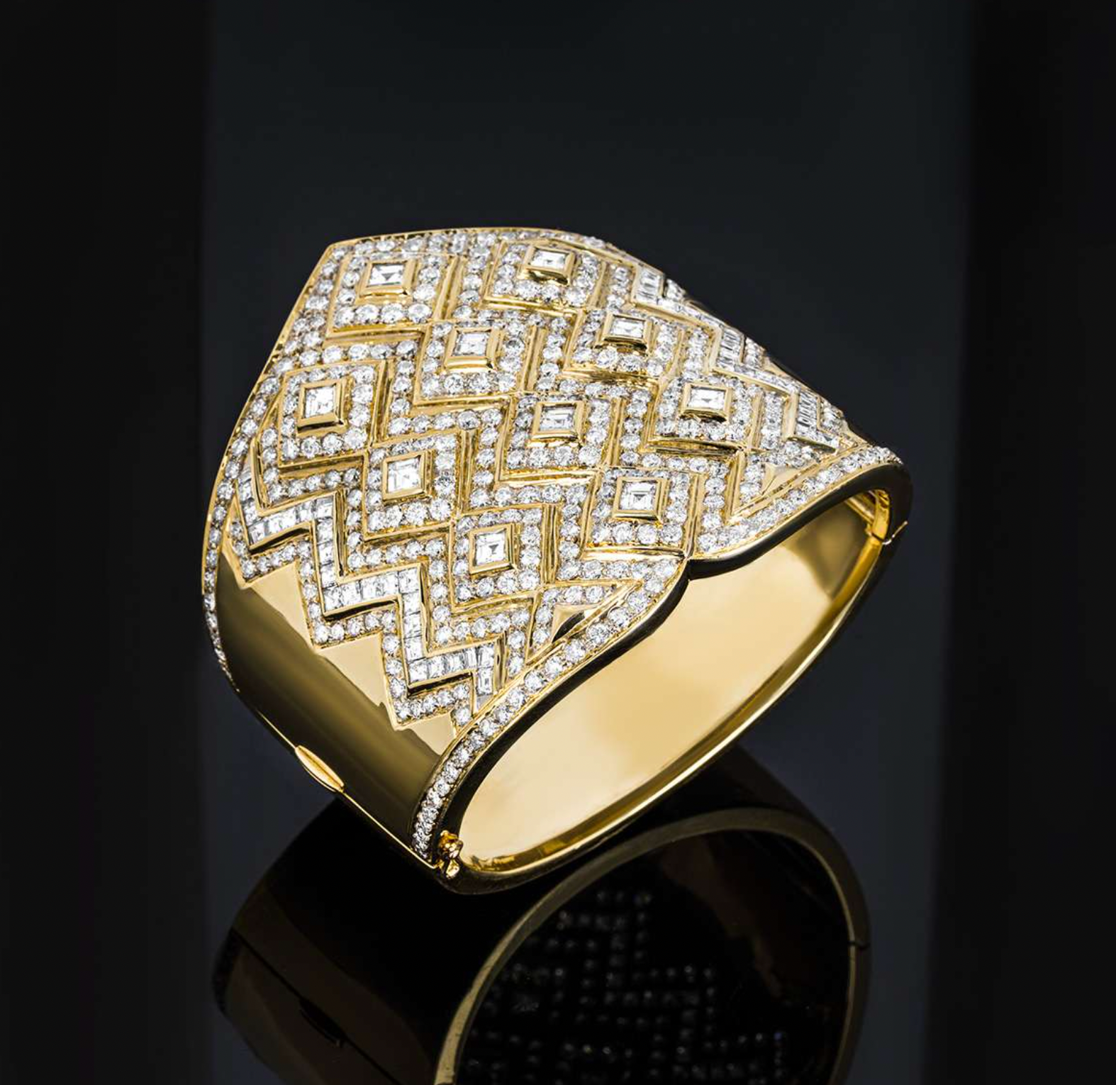 18ct yellow gold & diamond cuff bracelet 15.00ct TDW