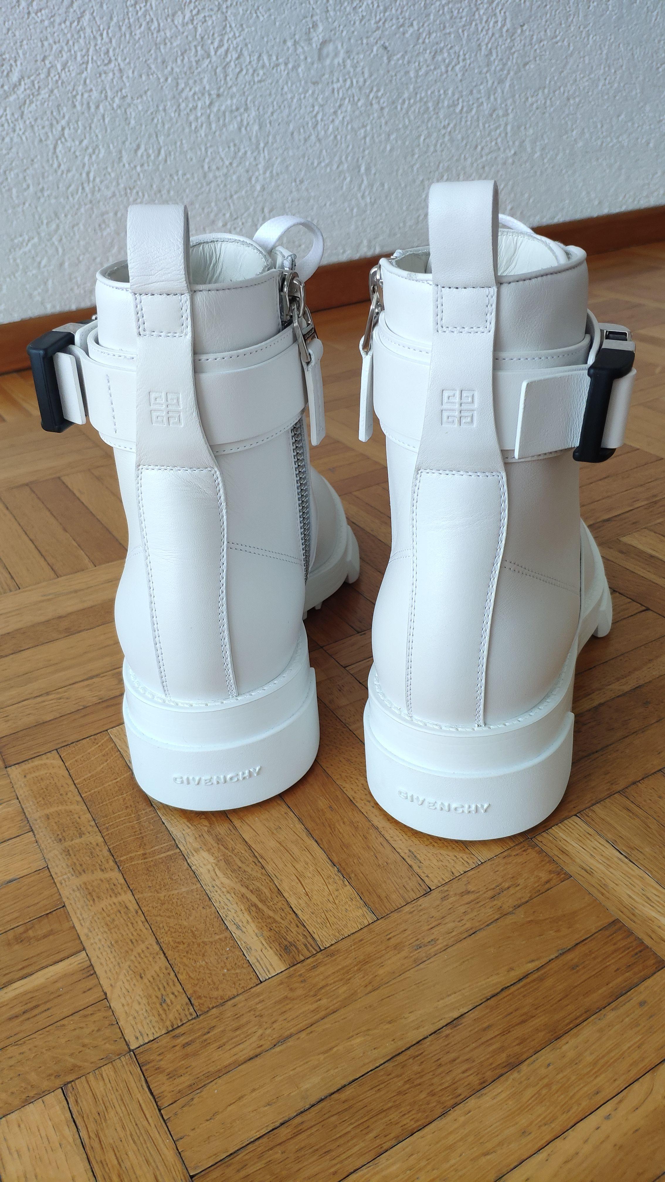Givenchy White Terra boots in leather with 4G buckle