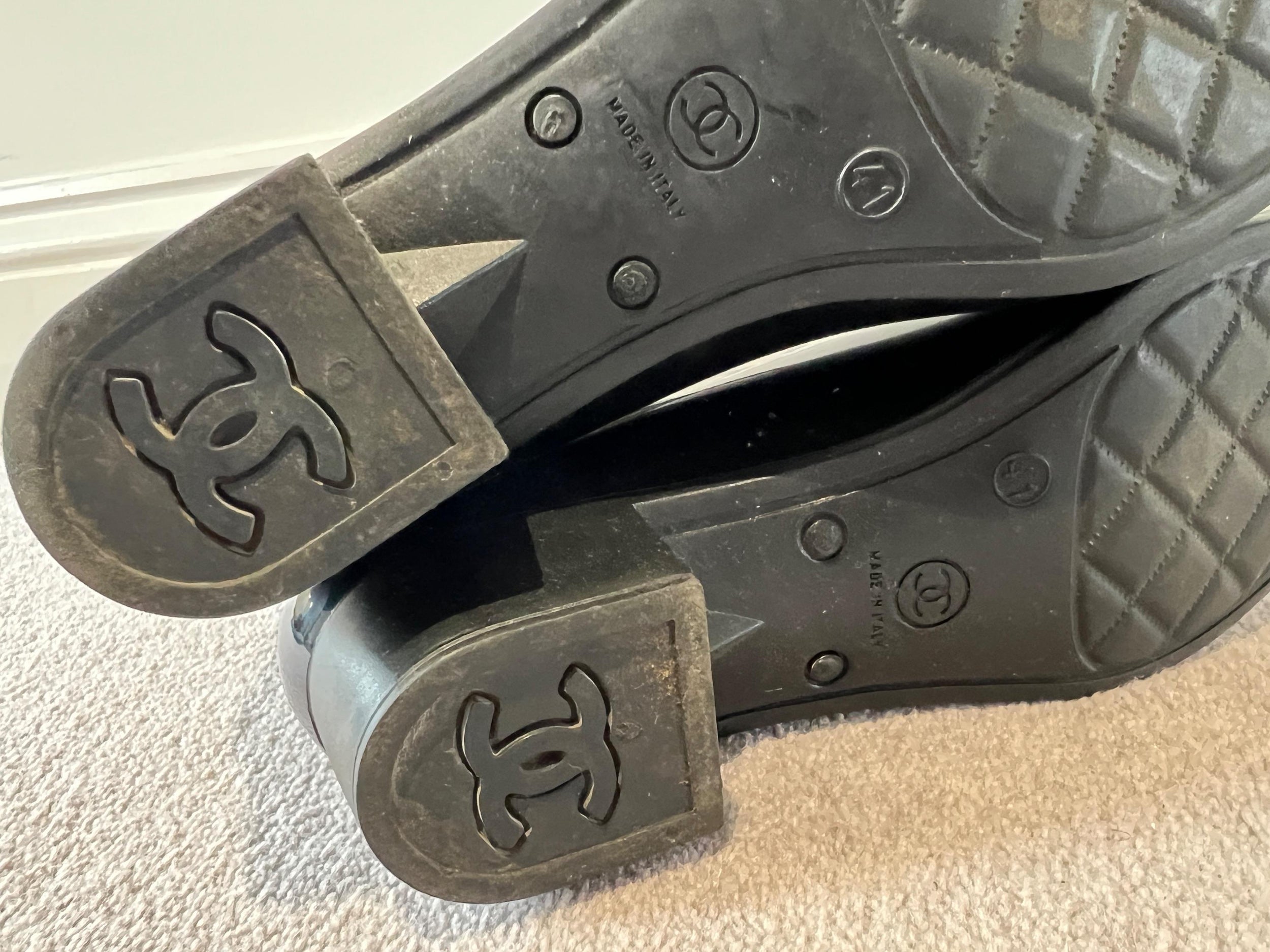 Black Rubber Camellia Rain Boots