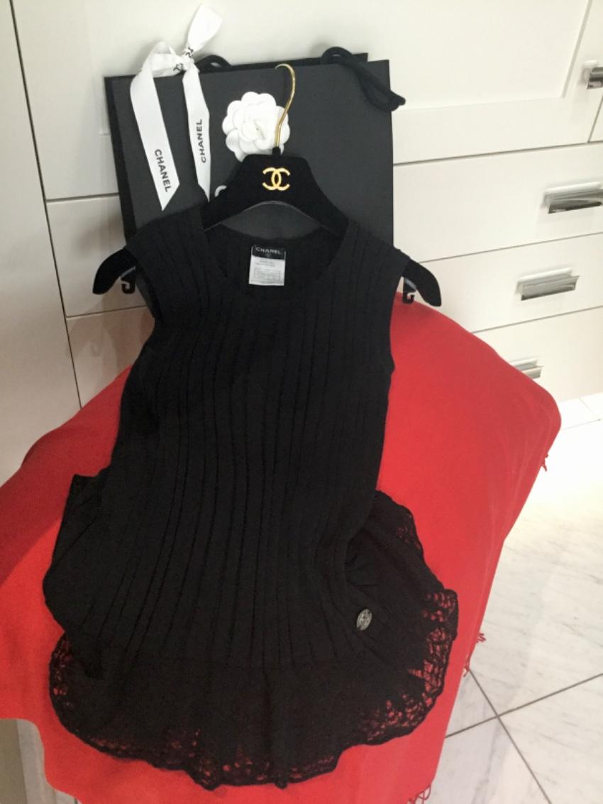 Chanel Black Ribbed Knit Sleeveless Lace-Trimmed Top