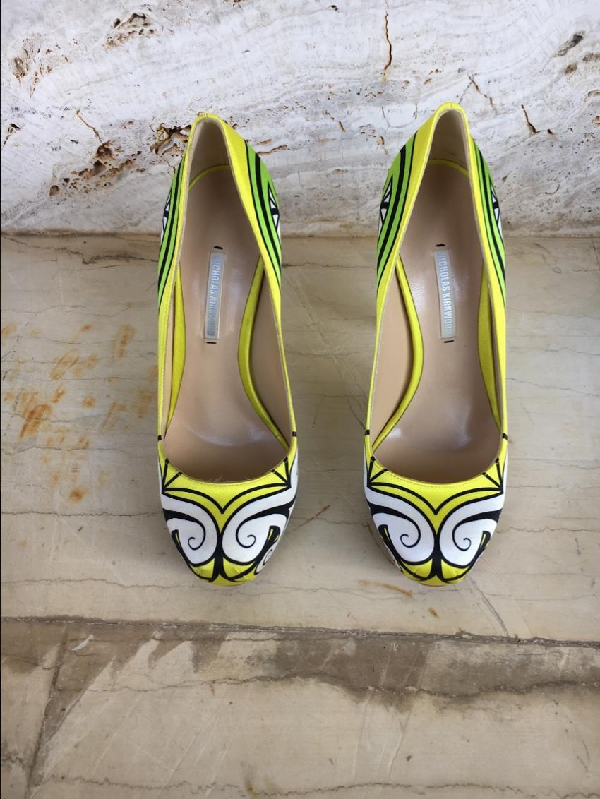 Nicholas Kirkwood satin yellow printed pumps