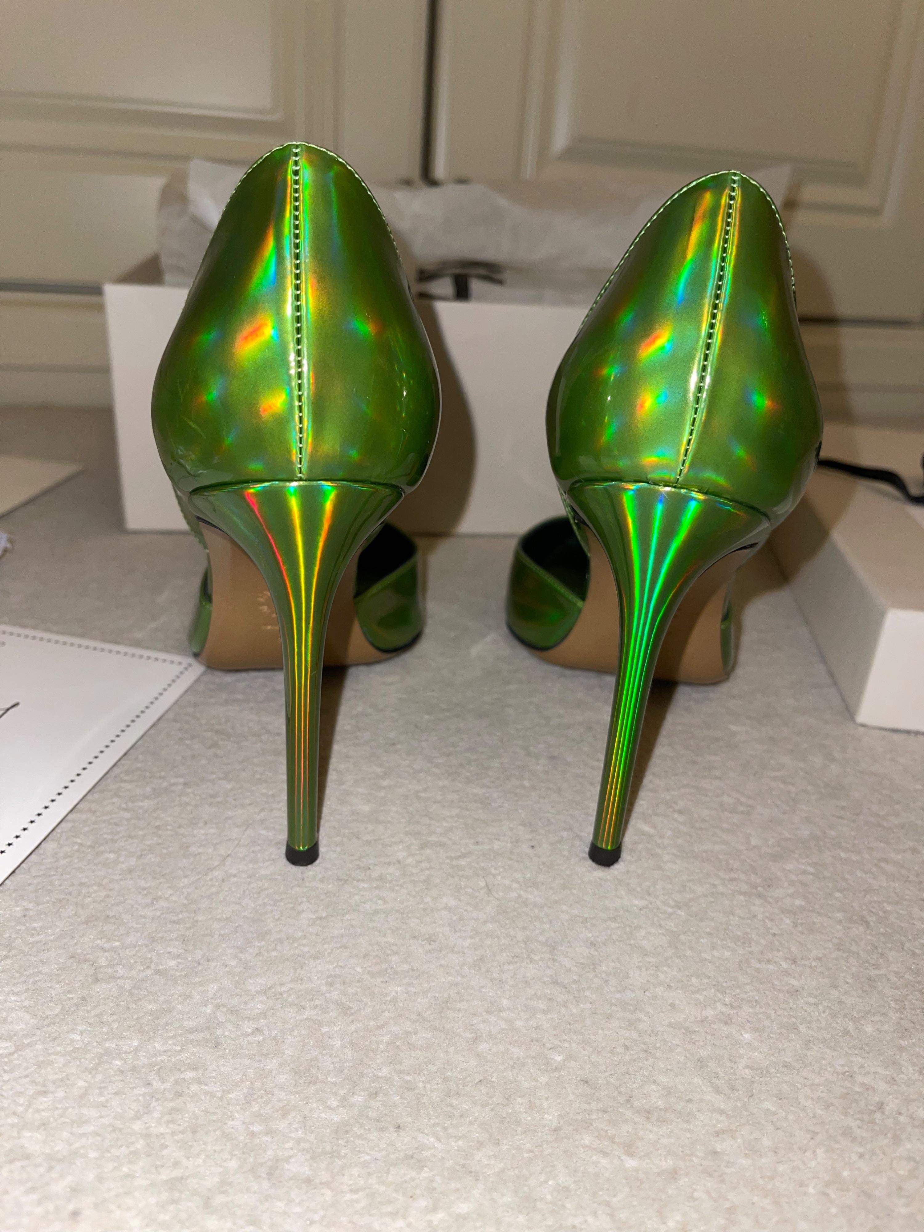 Metallic green exaggerated point toe heeled pumps