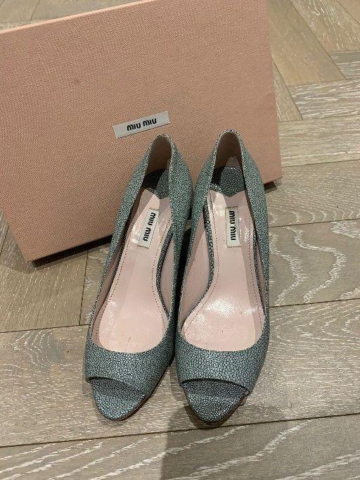 Stringray Embossed Wedges