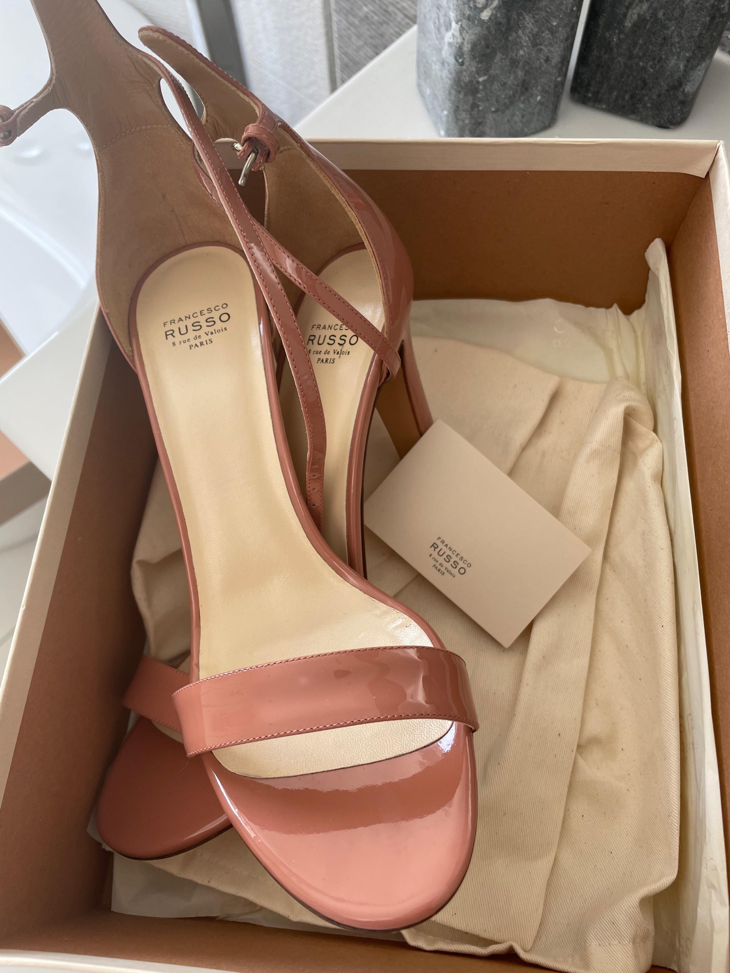 Dusty pink vernice leather heeled sandals