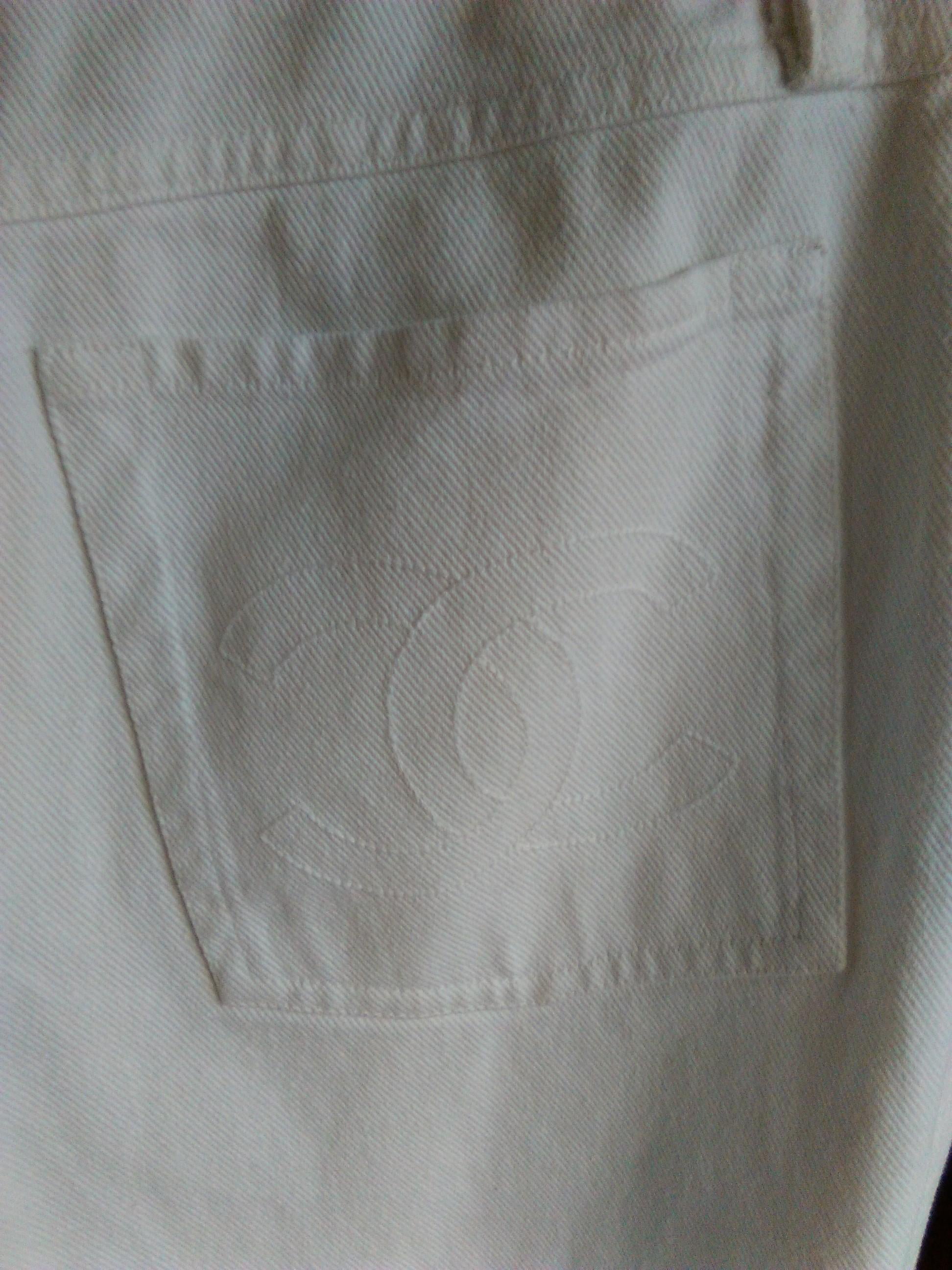 Chanel Boutique White Capri Jeans