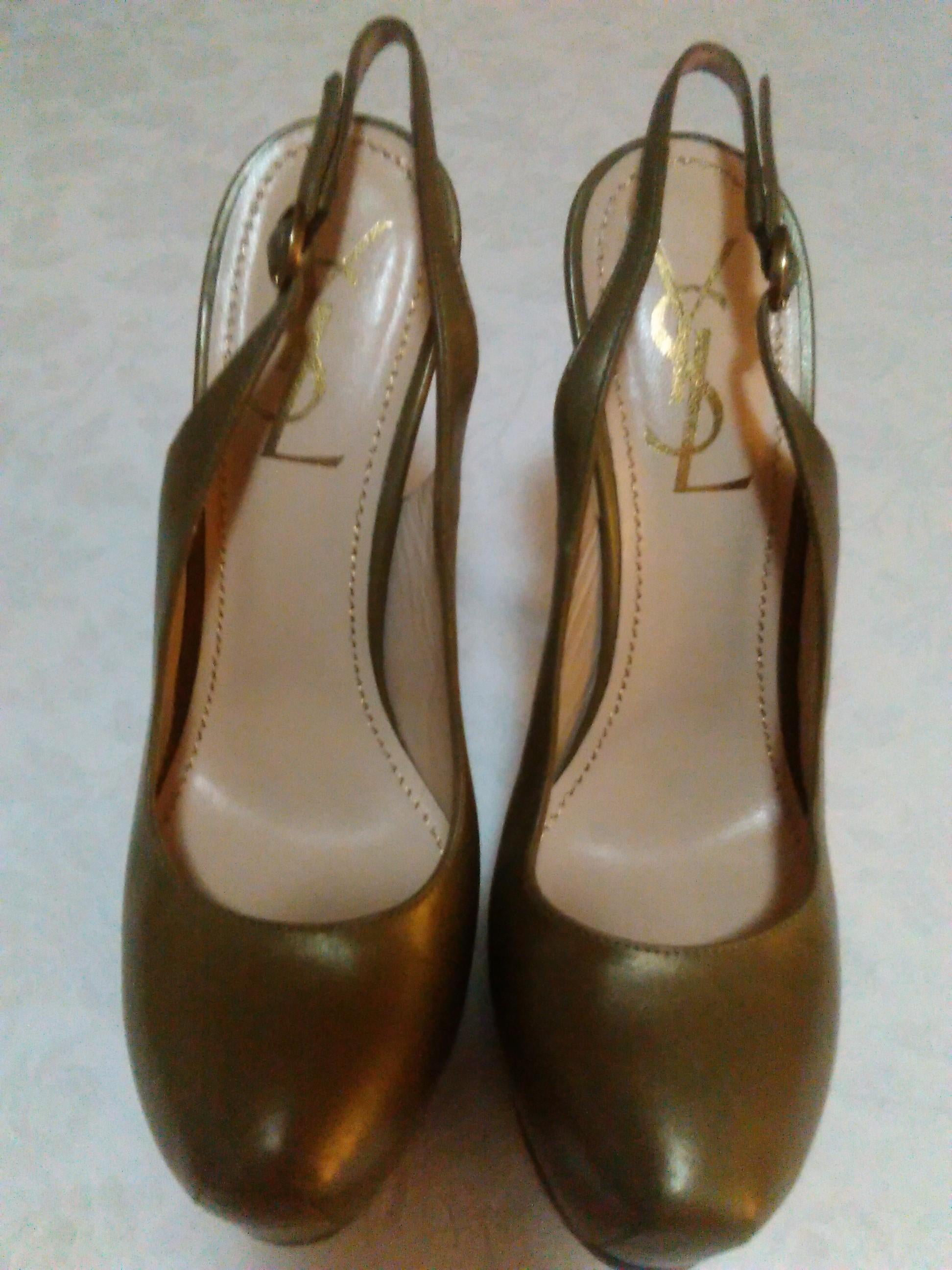 YSL Yves Saint Laurent  Gray Leather Tribute Pumps. Size 38