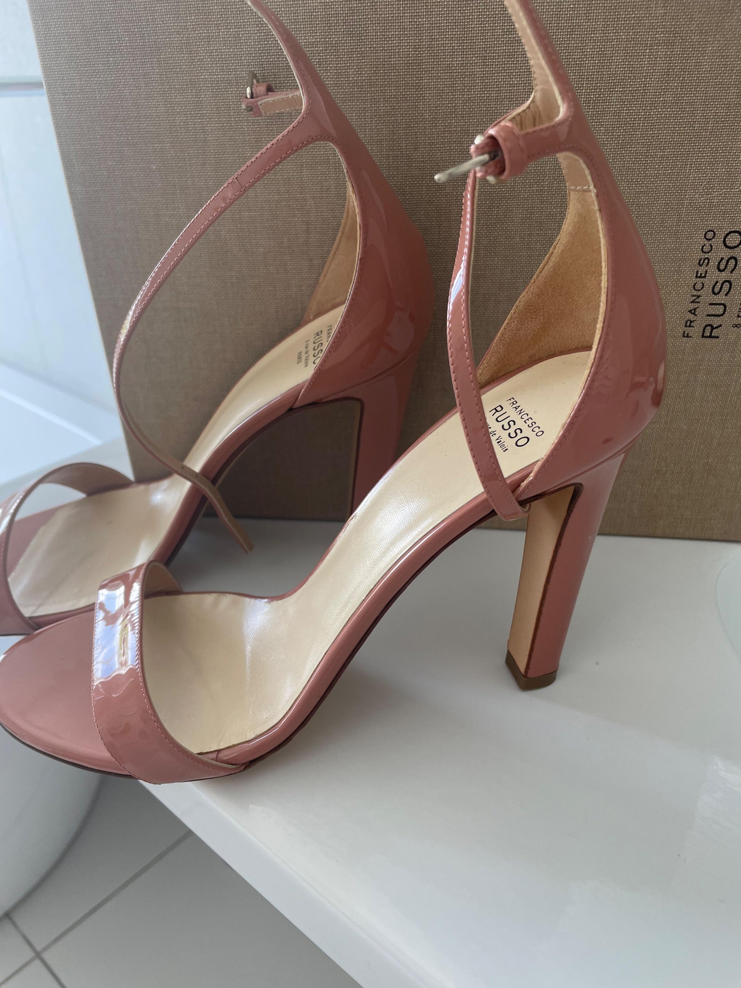 Dusty pink vernice leather heeled sandals
