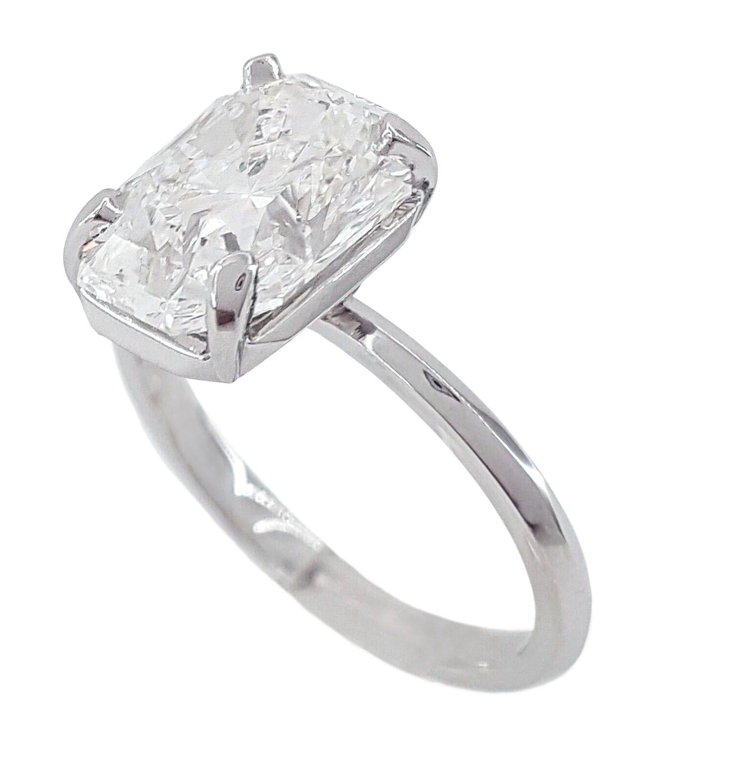 Verde 2ct IGI Certified Lab-grown Radiant Cut Diamond Ring