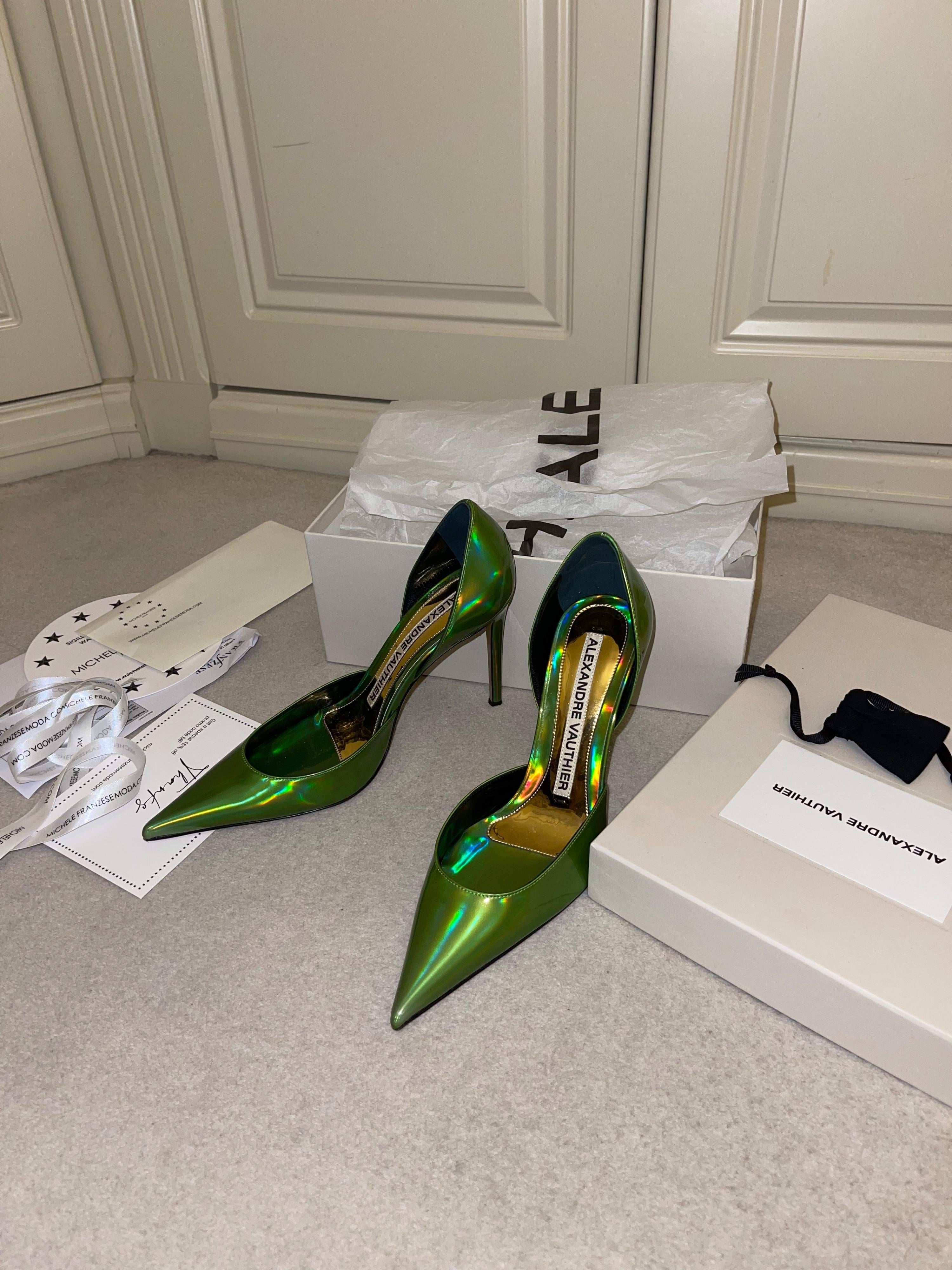 Metallic green exaggerated point toe heeled pumps