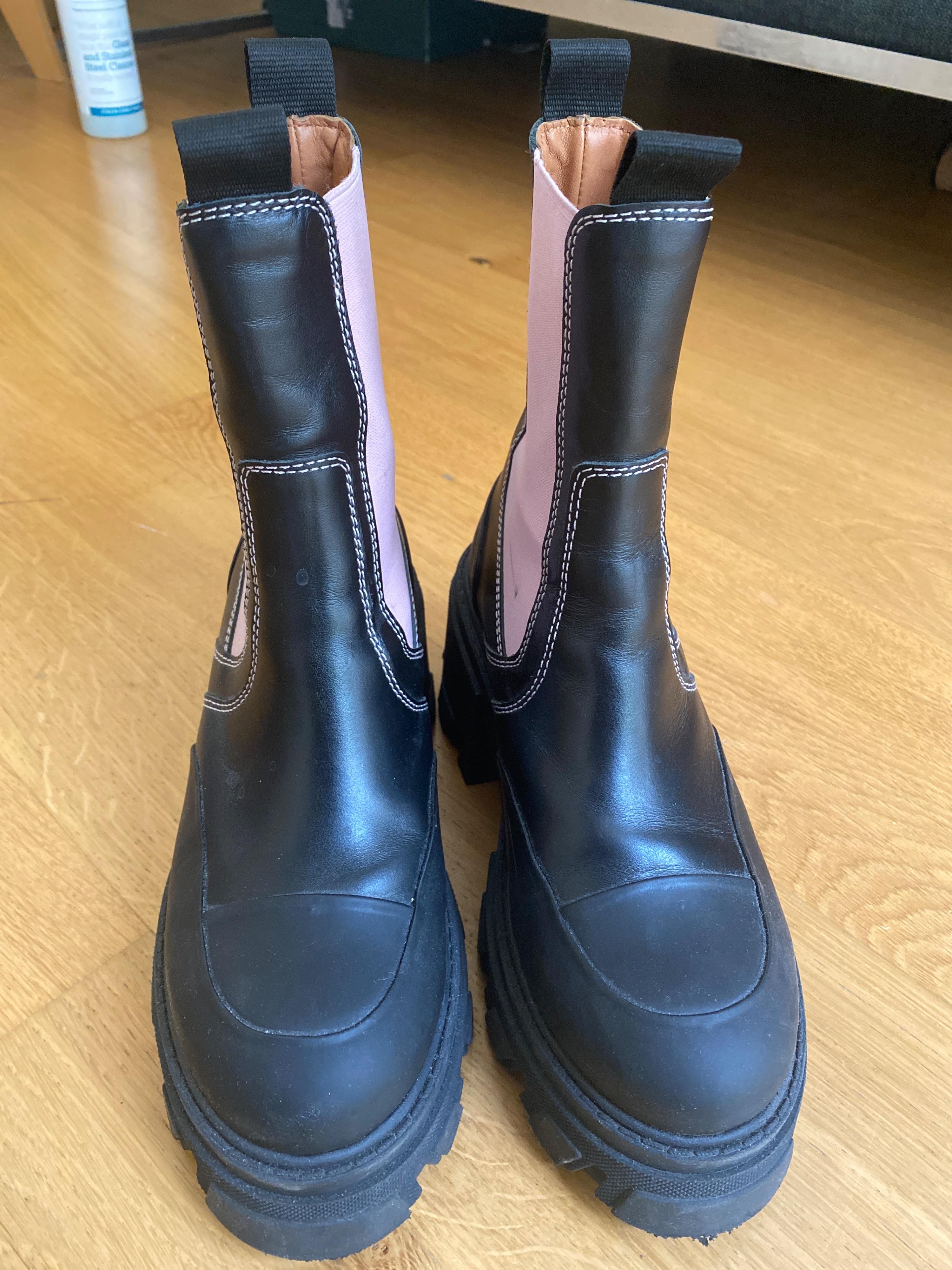 Contrast Stitch Platform Chelsea Boots
