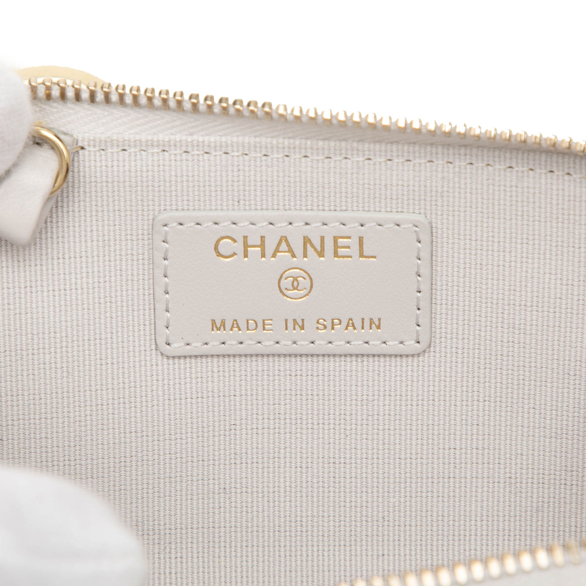 CC Quilted Caviar Zip Around Card Holder - Image 5