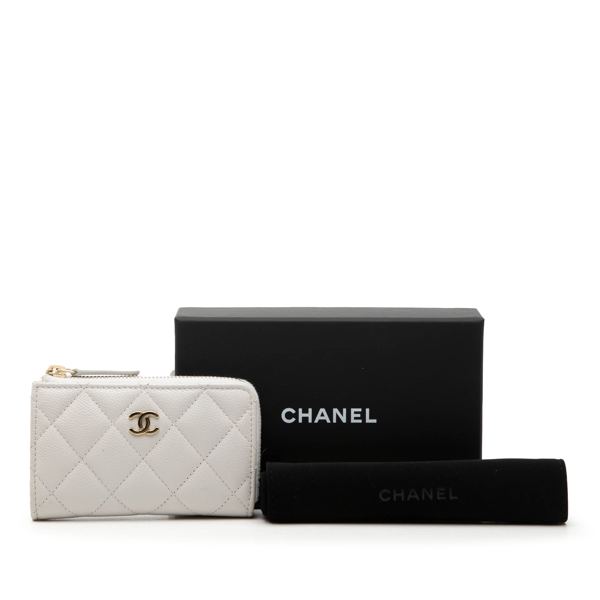 CC Quilted Caviar Zip Around Card Holder - Image 9