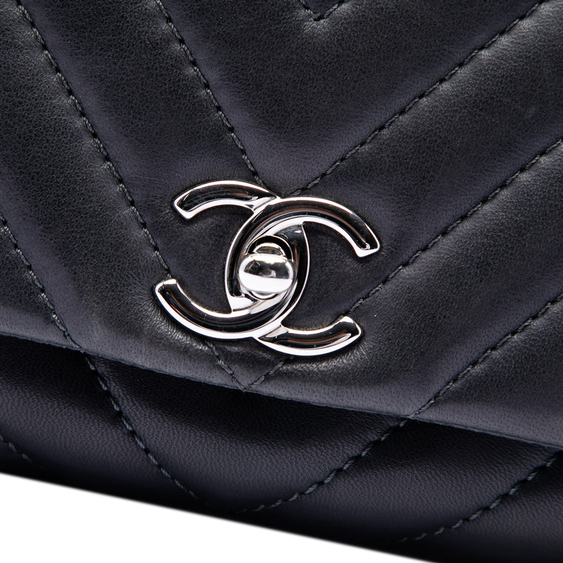 Medium Chevron Lambskin Surpique Flap - Image 5