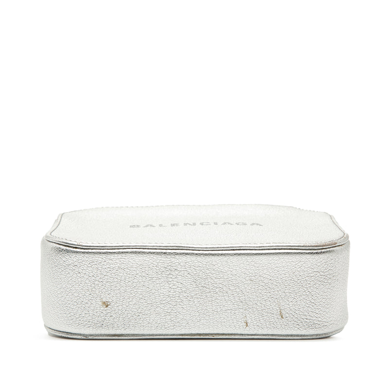 XS Metallic Leather Everyday Camera Bag - Image 3