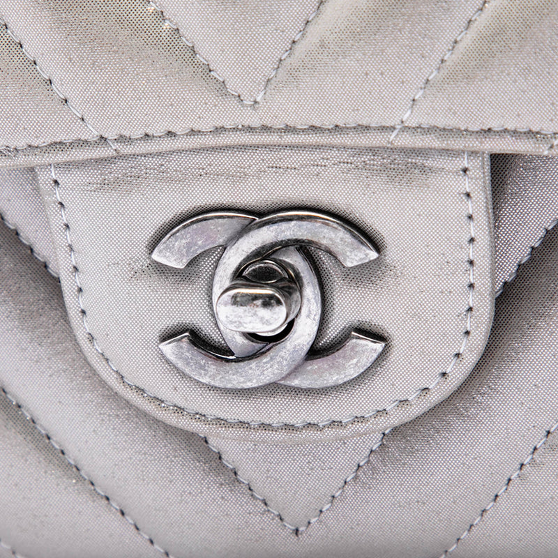Medium Classic Chevron Iridescent Lambskin Double Flap - Image 5