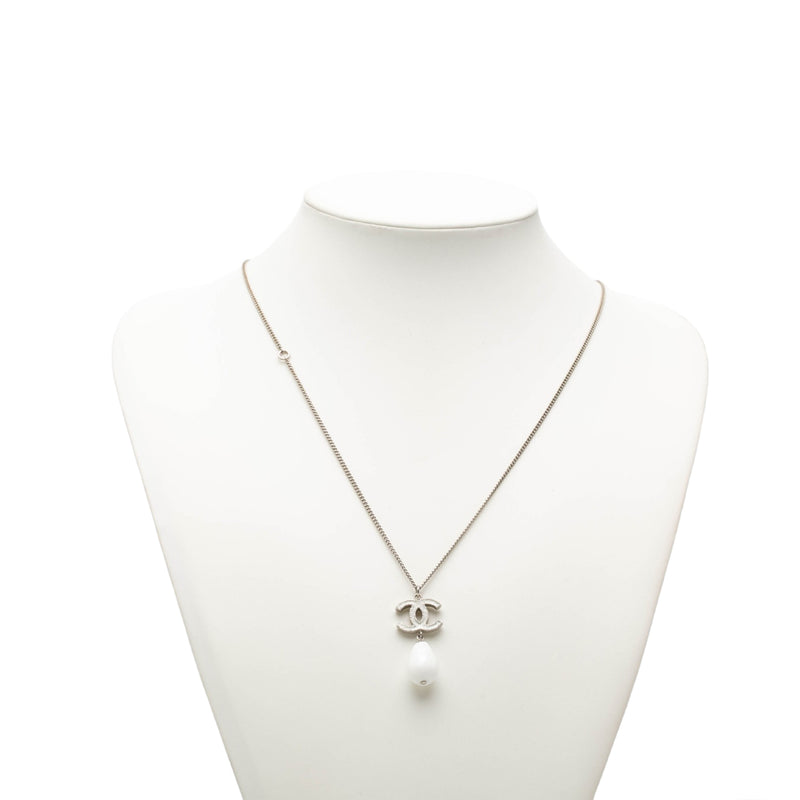 CC Brass Faux Pearl Pendant Necklace - Image 5