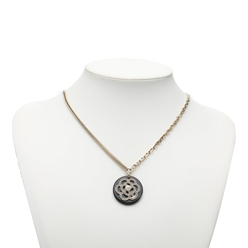 CC Gold Plated Resin Strass Faux Pearl Camellia Round Pendant Necklace - Image 6