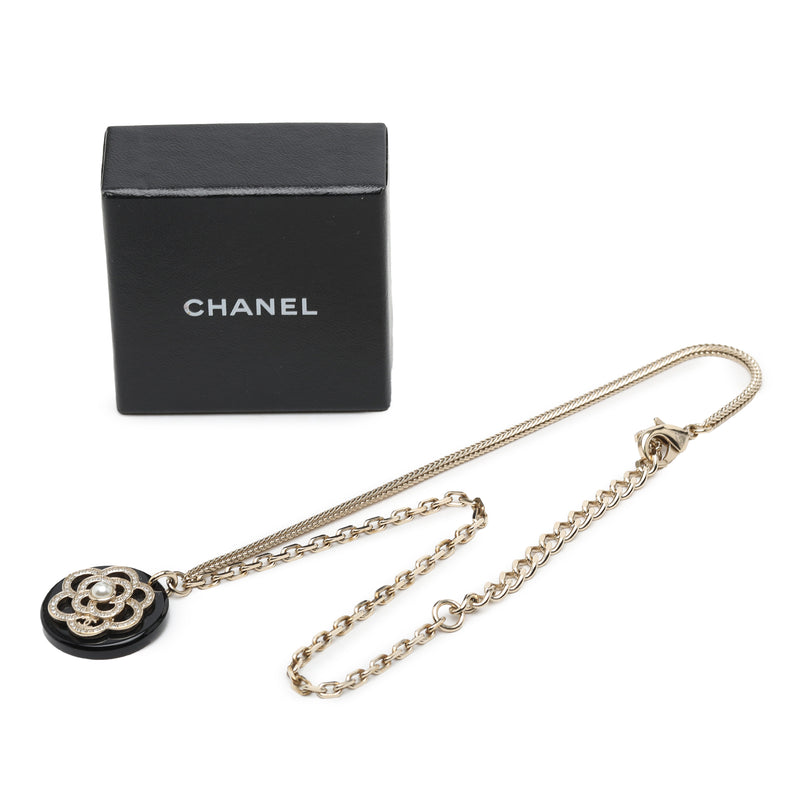 CC Gold Plated Resin Strass Faux Pearl Camellia Round Pendant Necklace - Image 7