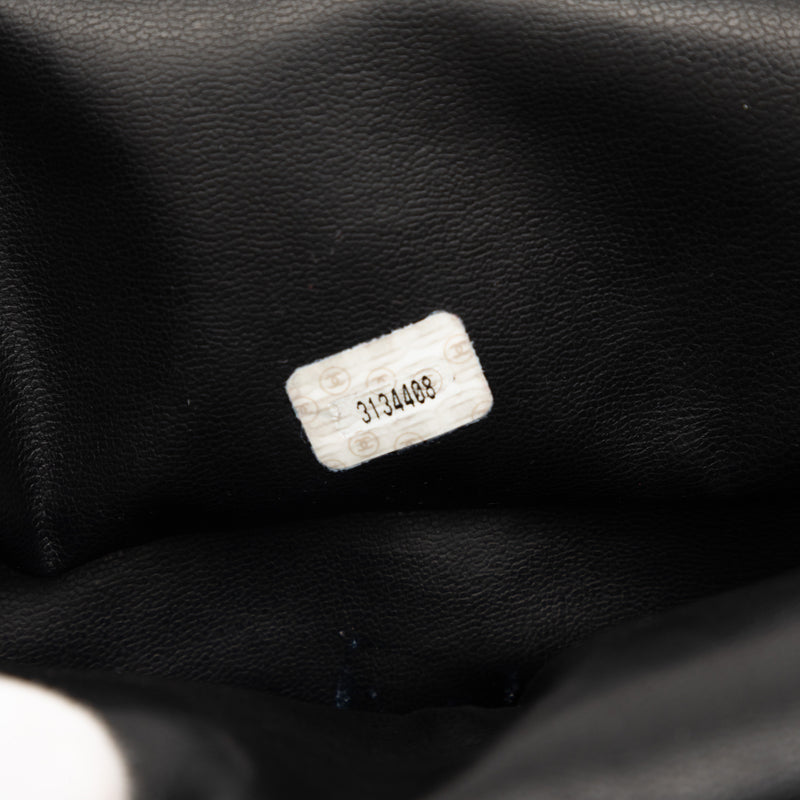 CC Caviar Front Pocket Shoulder Bag - Image 6