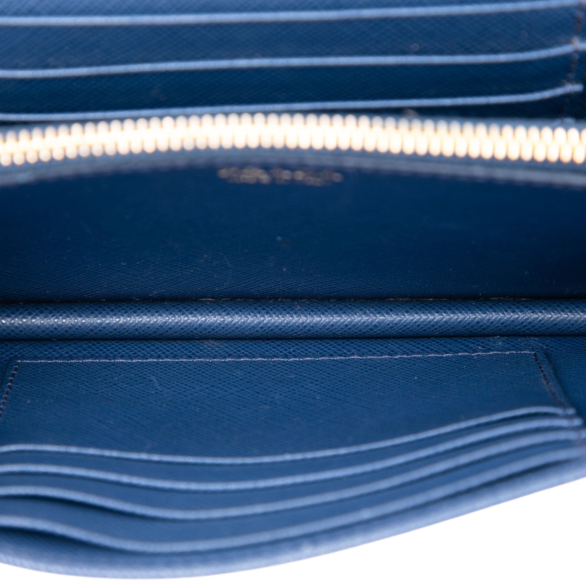 Saffiano Lux Wallet on Chain - Image 4