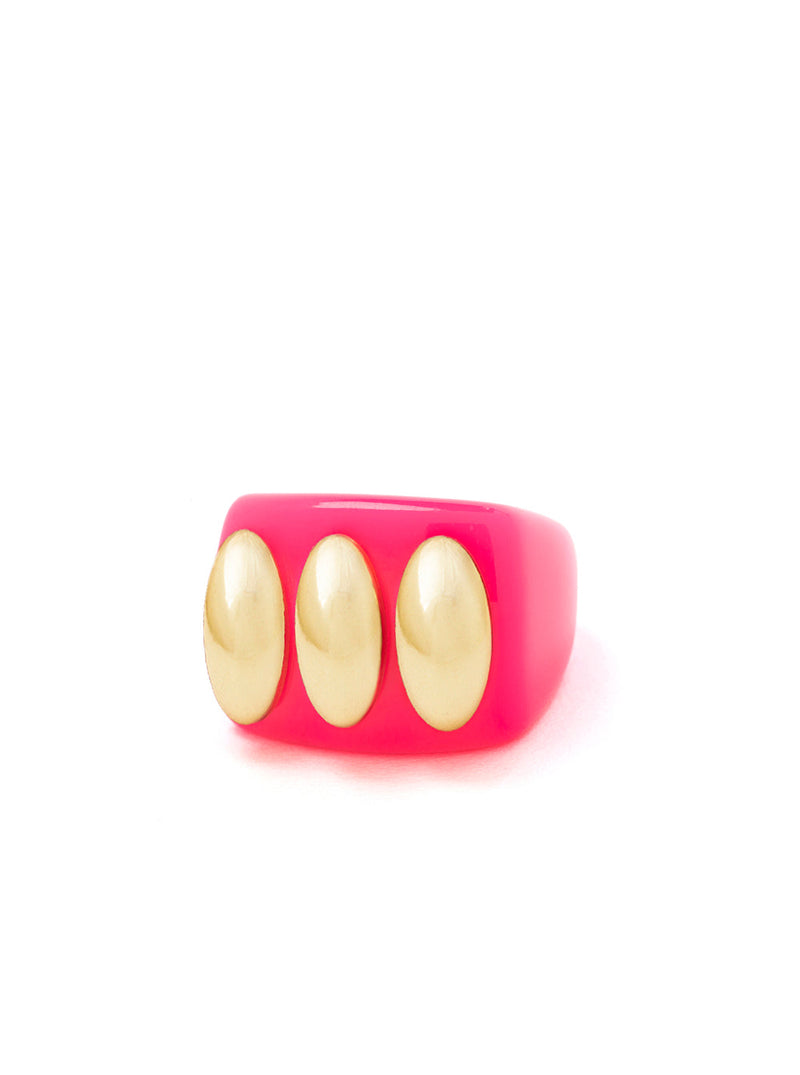 La Manso Plastic Knuckle Duster With Gold Detail Ring — Pink Rings