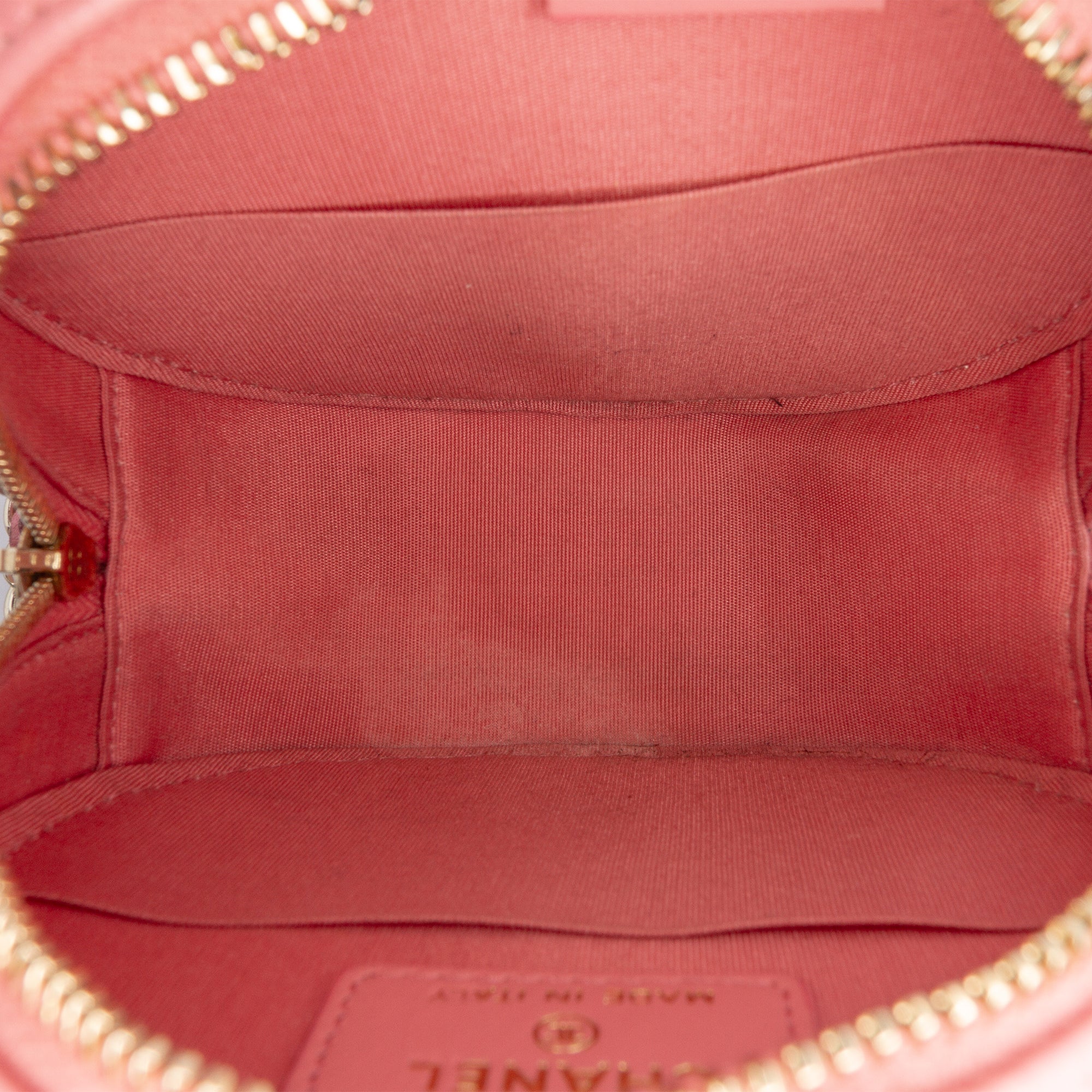 CC Embossed Caviar Camellia Round Clutch With Chain - Image 4