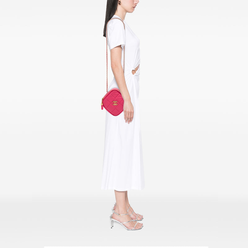 CC Quilted Lambskin Diamond Clutch with Chain - Image 6