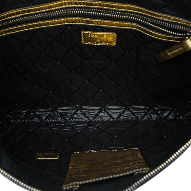 Metallic Crinkled Calfskin Feministe Mais Feminine Pouch - Image 4