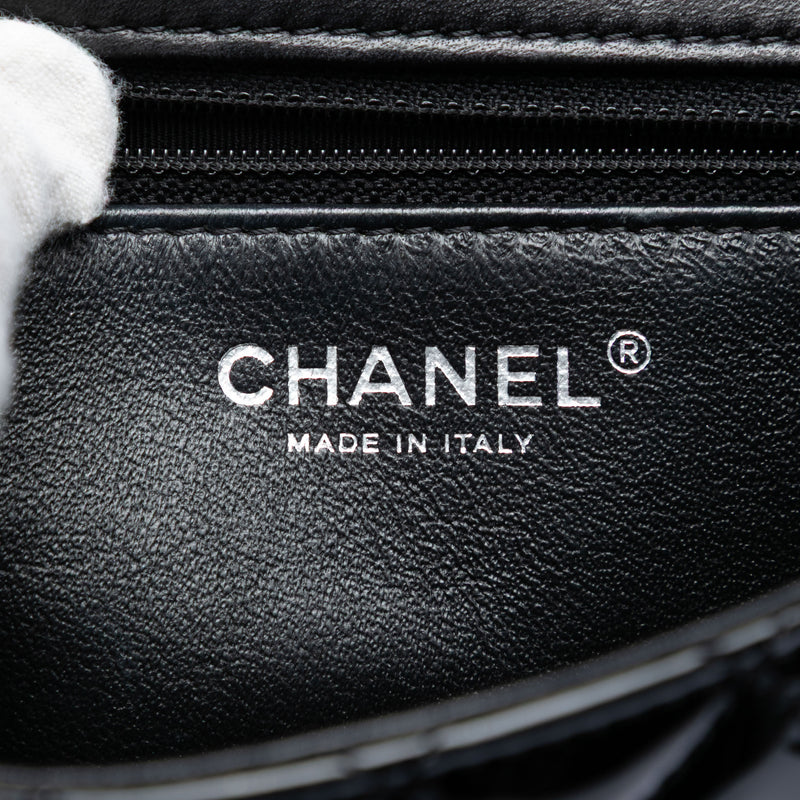 Small Quilted Patent and Lambskin Trimmed Classic Twist Flap - Image 5