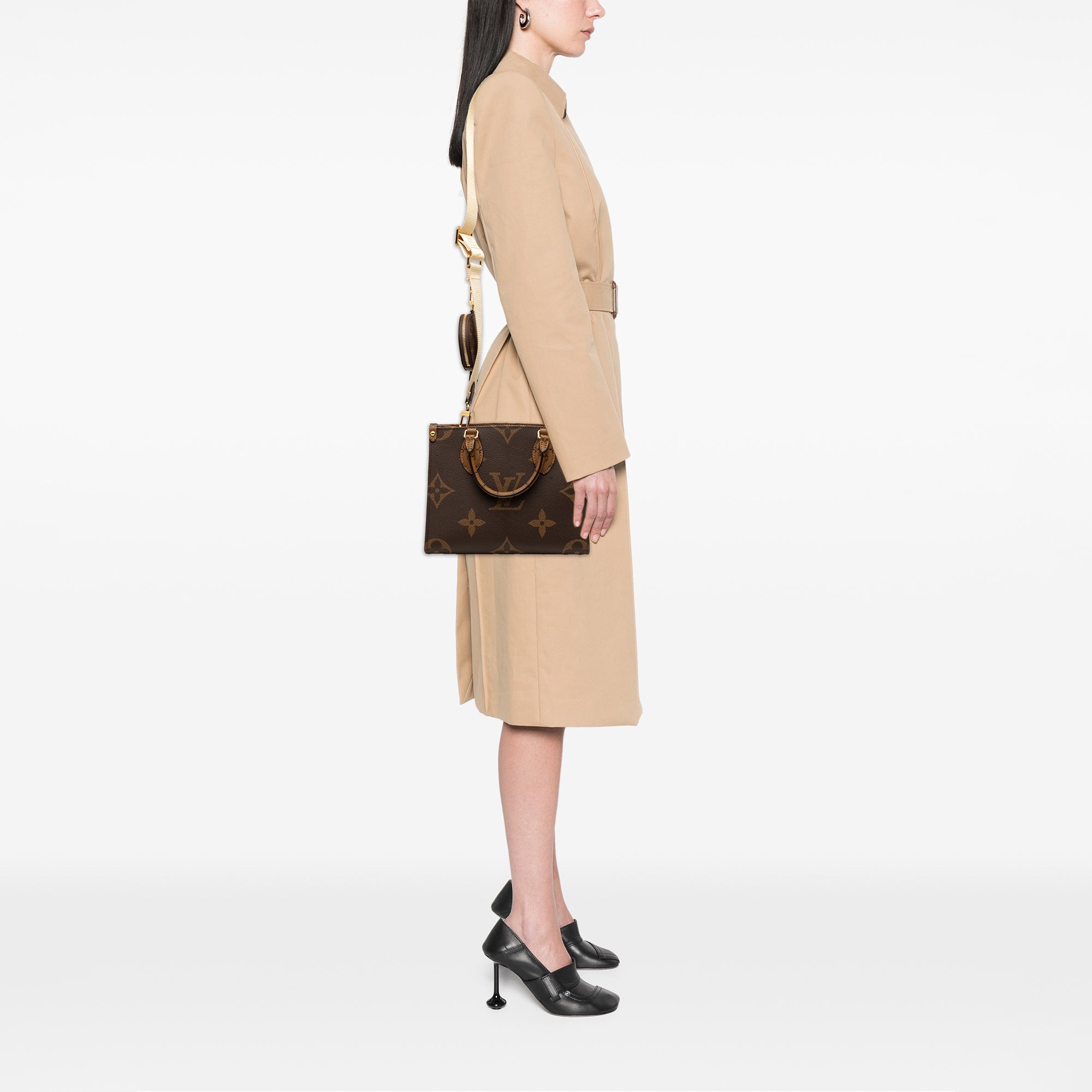 Monogram Reverse Giant OnTheGo PM - Image 6
