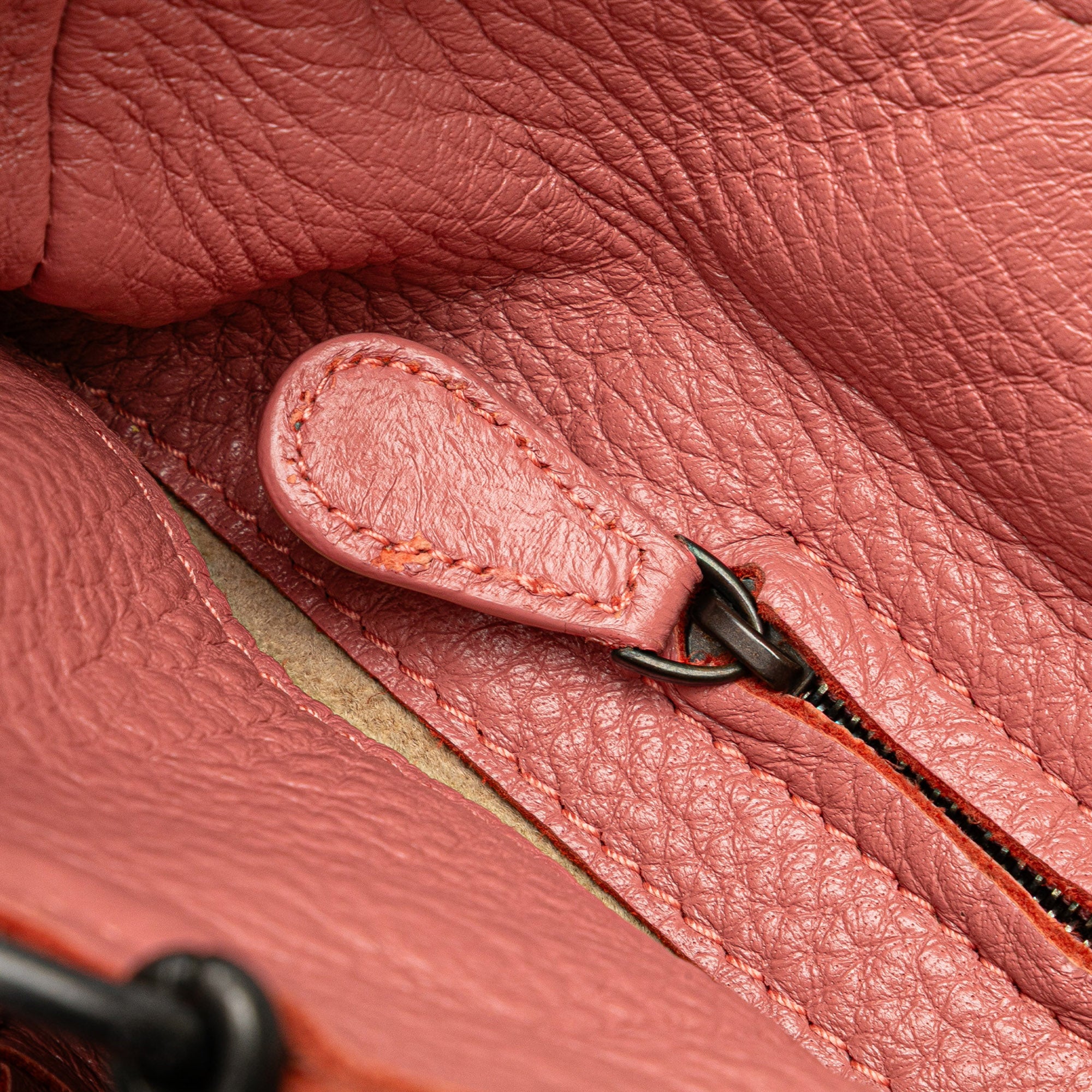 Small Intrecciato Trimmed Cervo Bucket Bag - Image 7