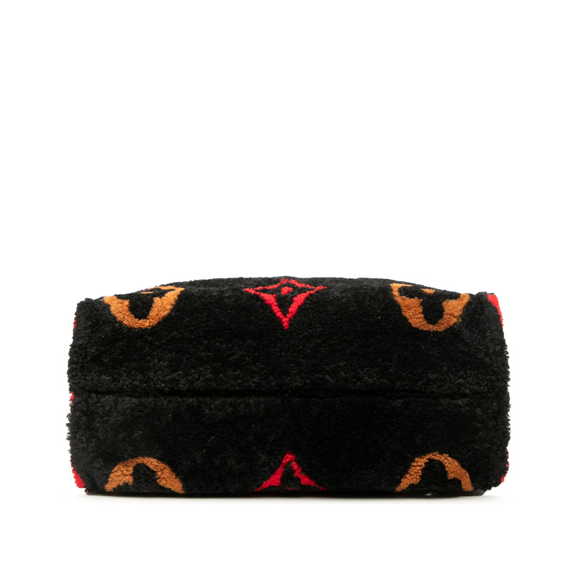 Monogram Giant Shearling Teddy Onthego GM - Image 3