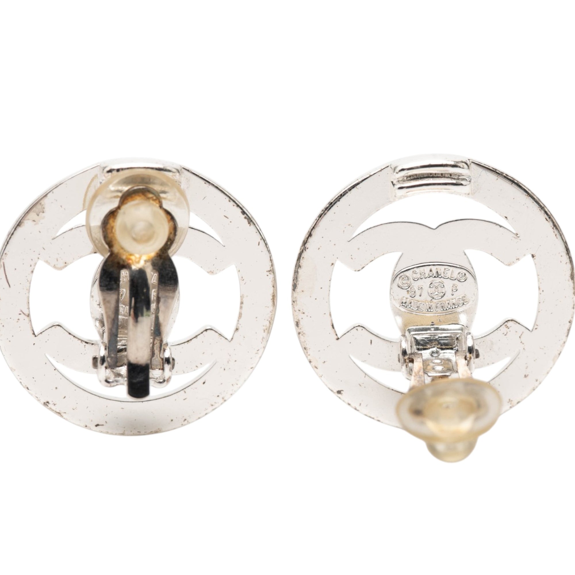 CC Brass Turnlock Round Clip On Earrings - Image 3